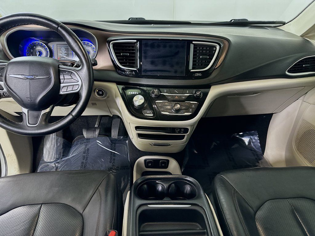 Used 2018 Chrysler Pacifica Touring-L w/ Premium Audio Group FWD image 21