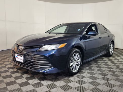 Used 2018 Toyota Camry LE image 3
