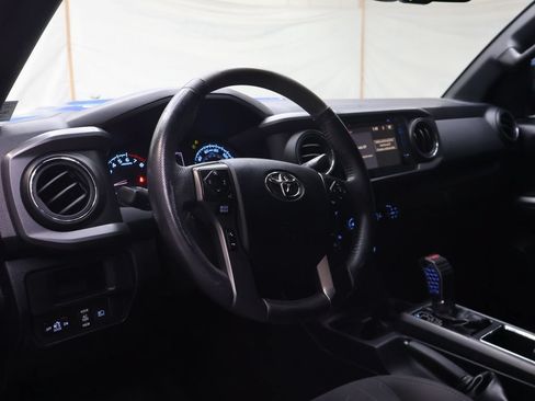 Used 2018 Toyota Tacoma TRD Sport AWD/4WD image 17