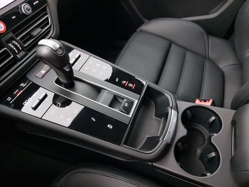 Certified 2025 Porsche Macan image 27