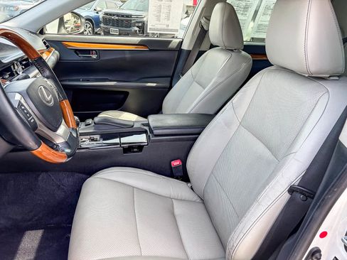 Used 2013 Lexus ES 300h w/ Luxury Pkg FWD image 17