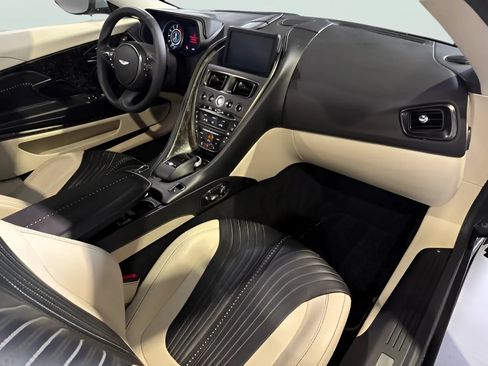 Used 2019 Aston Martin DB11 Volante RWD image 23