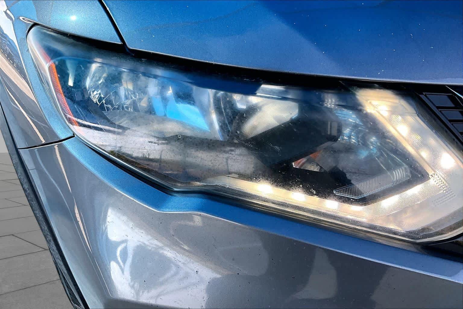 Used 2017 Nissan Rogue SV AWD/4WD image 27
