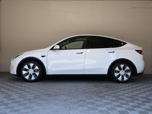 Used 2024 Tesla Model Y Long Range AWD/4WD image 7