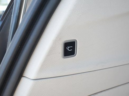 Used 2020 Chrysler Pacifica Touring-L FWD image 40