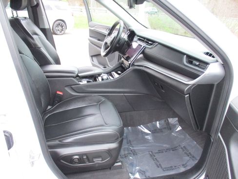 Certified 2022 Jeep Grand Cherokee L Limited AWD/4WD image 17
