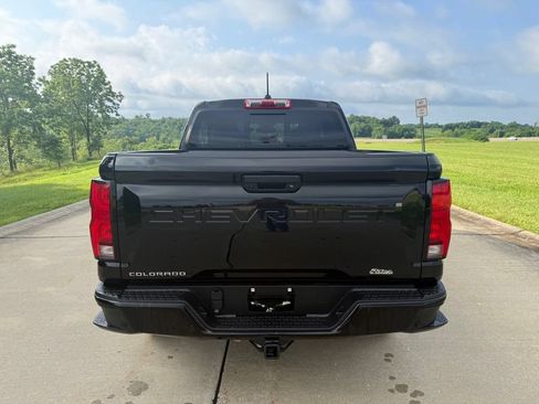 Used 2025 Chevrolet Colorado Z71 w/ Technology Package AWD/4WD image 4