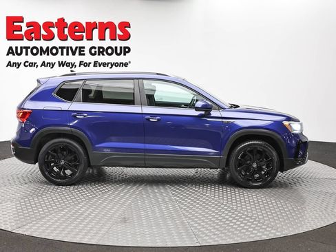 Used 2022 Volkswagen Taos SE w/ Panoramic Sunroof Package FWD image 4