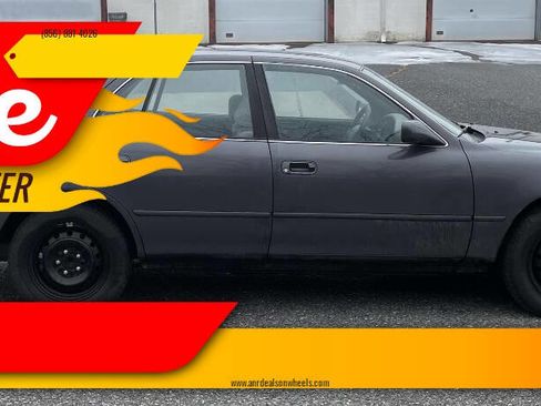 Used 1996 Toyota Camry LE image 1