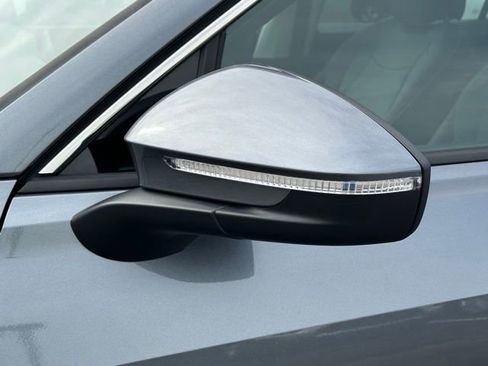 Certified 2025 Volkswagen Tiguan SE w/ Panoramic Sunroof Package AWD/4WD image 11