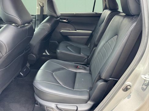 Used 2024 Toyota Highlander XLE FWD image 13