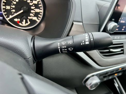 Used 2024 Nissan Altima 2.5 SV image 29