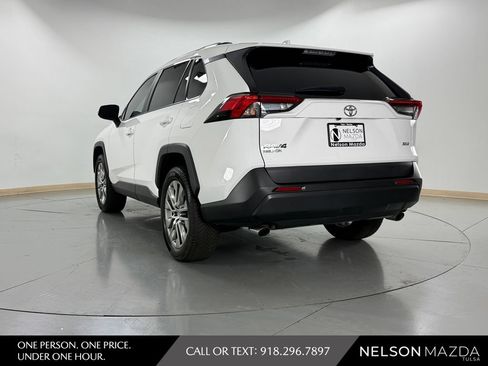 Used 2020 Toyota RAV4 XLE Premium FWD image 8