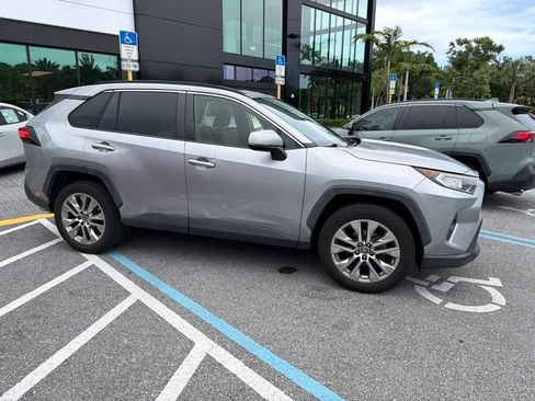 Used 2019 Toyota RAV4 XLE Premium FWD image 6