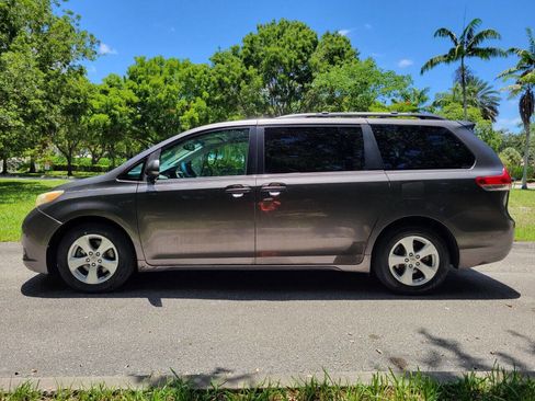 Used 2012 Toyota Sienna LE image 4