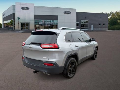 Used 2017 Jeep Cherokee Latitude w/ Safety/Convenience Group AWD/4WD image 9