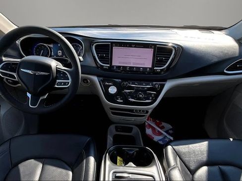 Used 2024 Chrysler Pacifica Touring-L FWD image 9