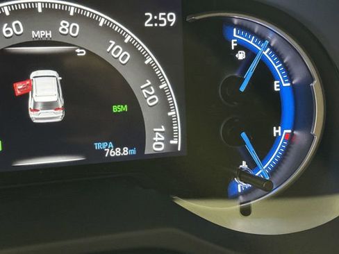 Used 2023 Toyota RAV4 XLE Premium image 17