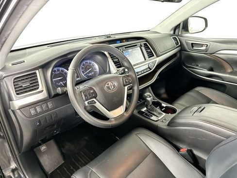 Used 2019 Toyota Highlander XLE AWD/4WD image 17
