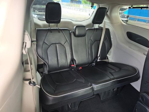 Used 2023 Chrysler Pacifica Limited FWD image 7