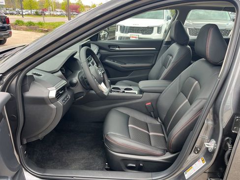New 2026 Nissan Altima 2.5 SR w/ SR Midnight Edition Package FWD image 13