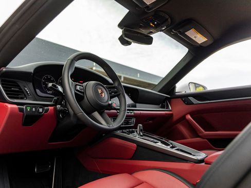 Used 2025 Porsche 911 Carrera w/ Premium Package image 4