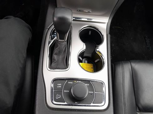 Used 2018 Jeep Grand Cherokee Limited image 25