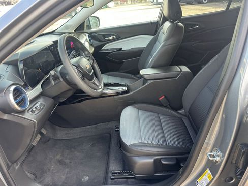 Used 2025 Chevrolet Trax LT image 24