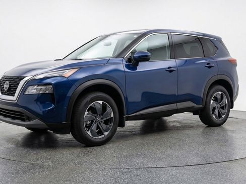 Used 2025 Nissan Rogue SV image 3