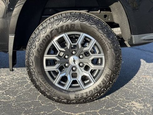 Used 2024 Chevrolet Colorado Z71 w/ Z71 Convenience Package 2 image 8