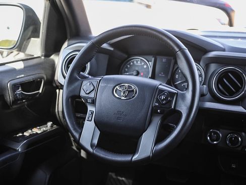 Used 2017 Toyota Tacoma TRD Sport AWD/4WD image 15
