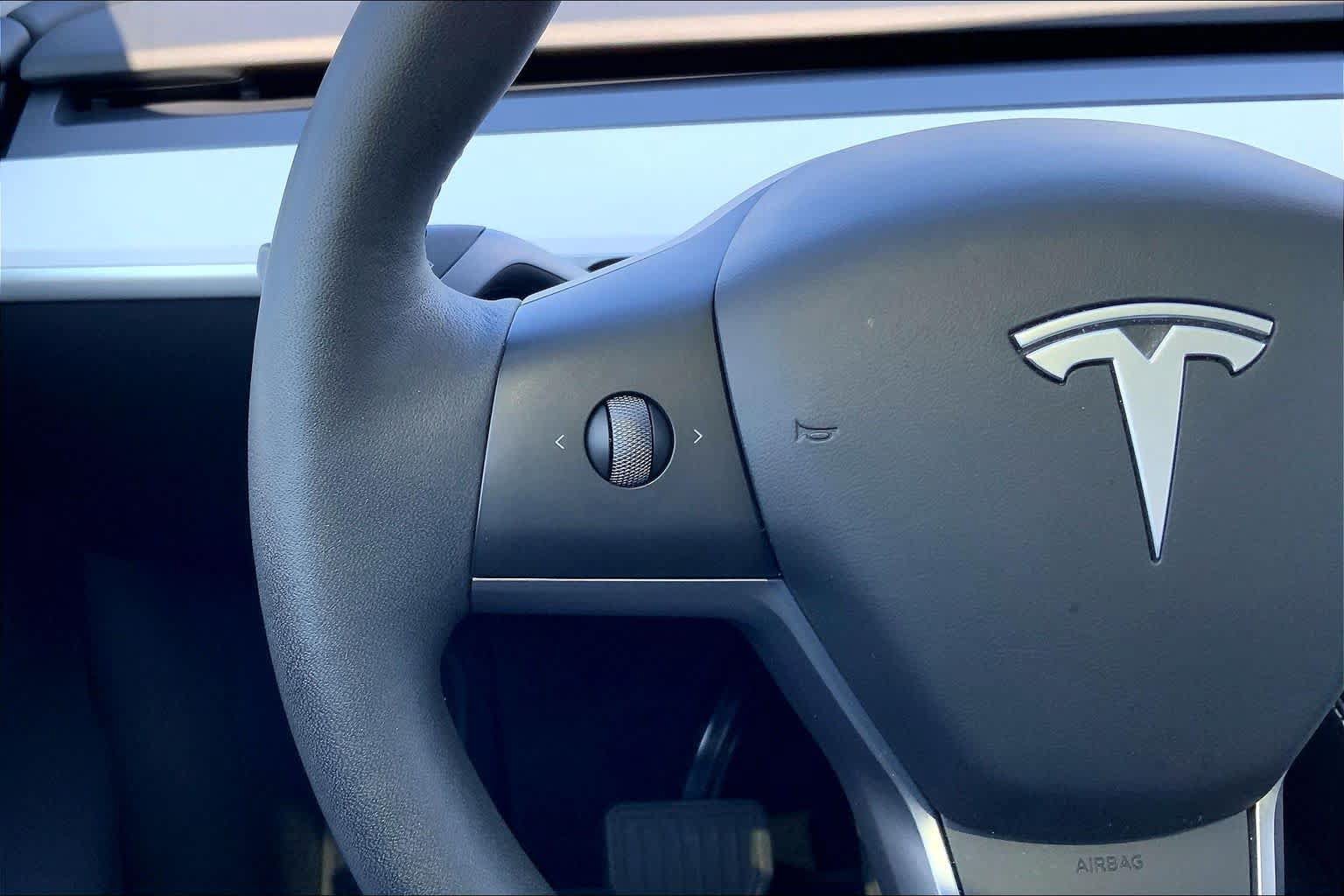 Used 2025 Tesla Model Y Long Range AWD/4WD image 23