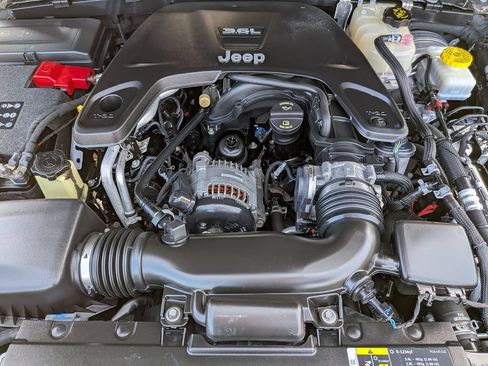 Used 2018 Jeep Wrangler Unlimited Sahara w/ LED Lighting Group AWD/4WD image 31