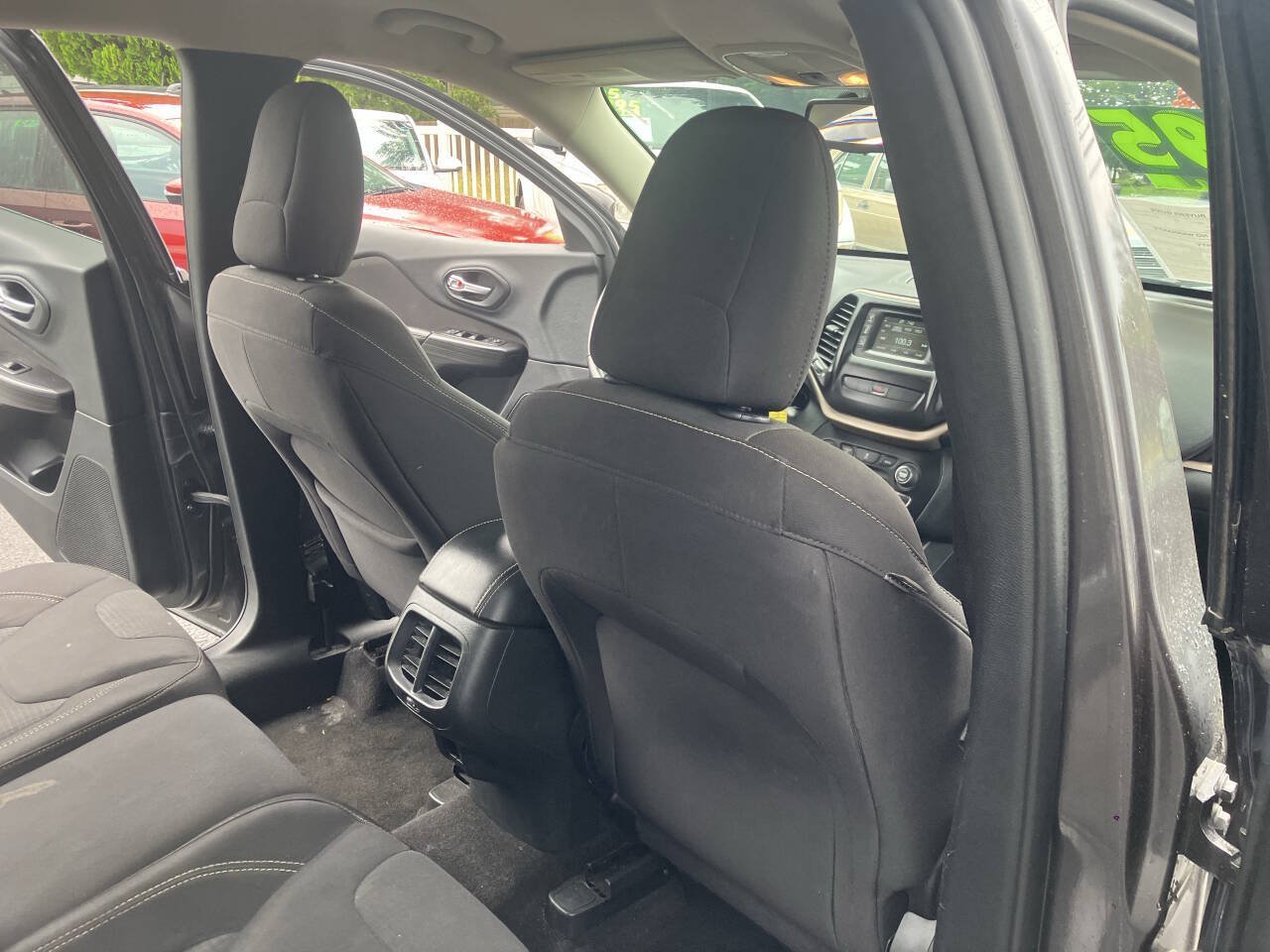 Used 2015 Jeep Cherokee Latitude FWD image 32
