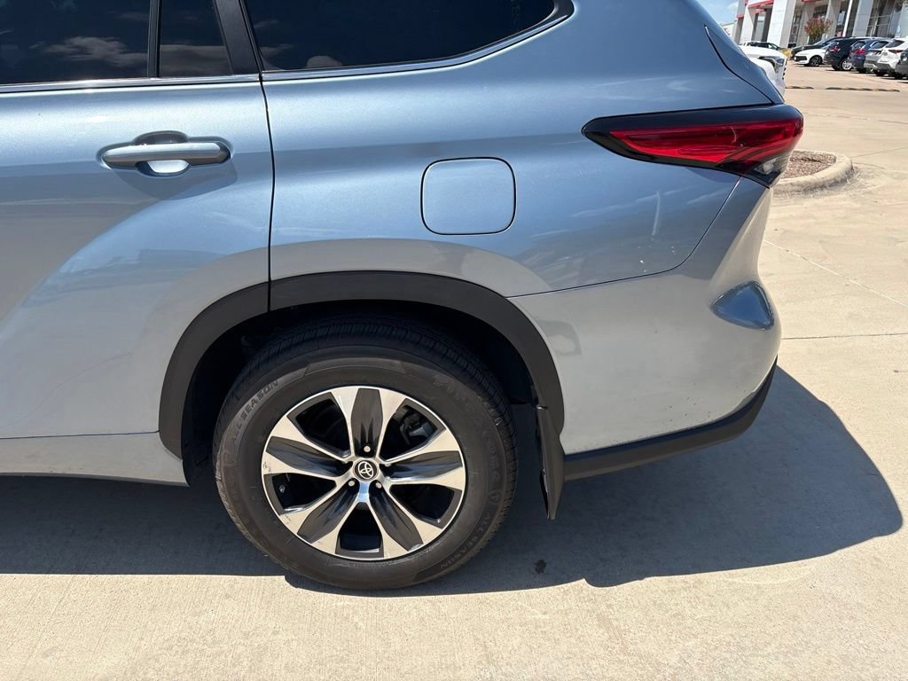 Used 2023 Toyota Highlander XLE FWD image 3