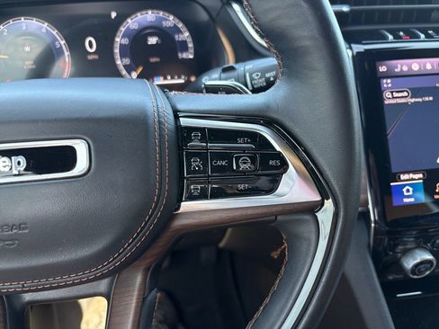 Used 2022 Jeep Grand Cherokee L Summit w/ Luxury Tech Group V AWD/4WD image 17