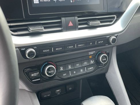 Used 2020 Kia Niro LXS image 17
