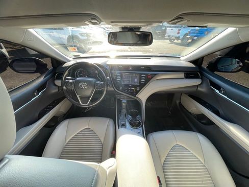 Used 2020 Toyota Camry SE image 3