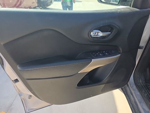 Used 2018 Jeep Cherokee Latitude w/ Cold Weather Group image 9