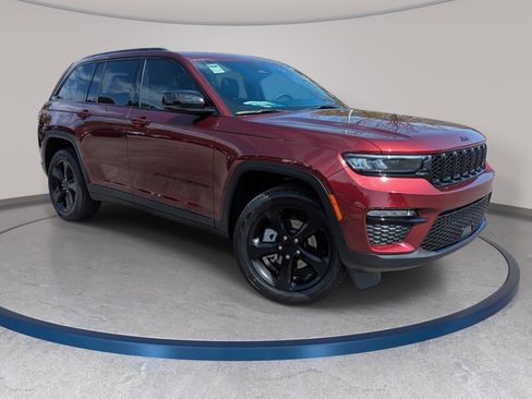 Certified 2025 Jeep Grand Cherokee Limited w/ Black Appearance Package image 3