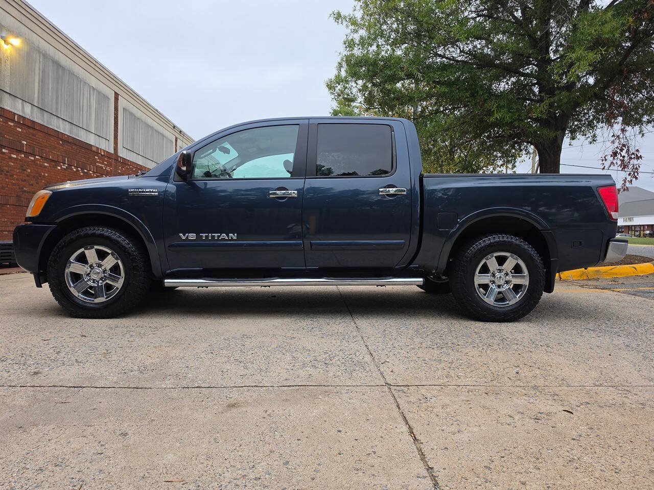 Used 2015 Nissan Titan SV RWD image 5