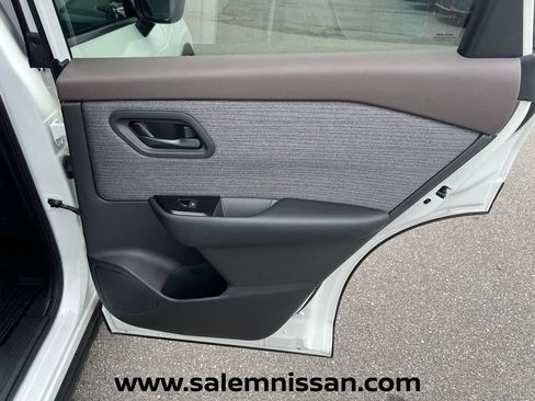 Used 2023 Nissan Rogue S AWD/4WD image 21