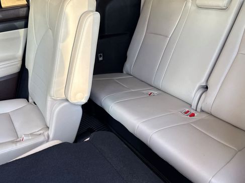 Used 2022 Toyota Highlander XLE AWD/4WD image 14