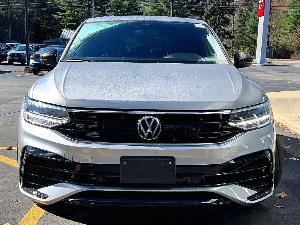 Used 2024 Volkswagen Tiguan SE R-Line AWD/4WD image 2