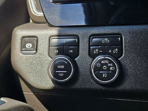 Used 2025 Chevrolet Silverado 2500 LT w/ Convenience Package image 15