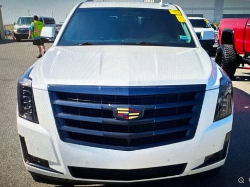 Used 2018 Cadillac Escalade ESV Luxury RWD image 5