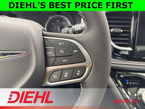 New 2026 Chrysler Pacifica Limited image 32