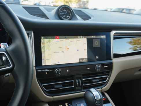 Used 2024 Porsche Macan image 23