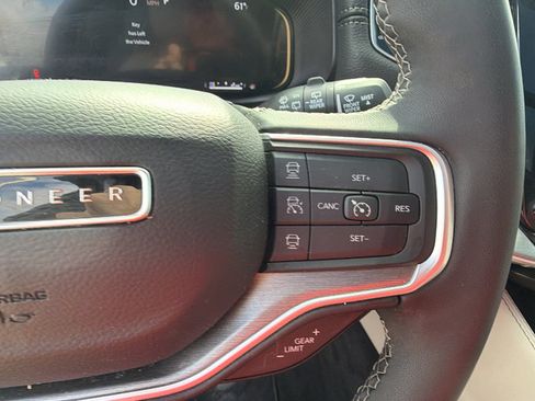 Used 2025 Jeep Wagoneer 4WD w/ Premium Group I image 31