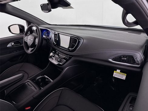 New 2026 Chrysler Pacifica Limited w/ Trailer Tow Group image 25